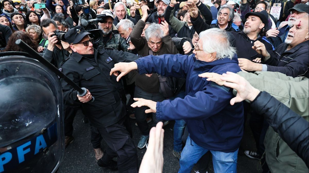 Jubilados En Pie De Guerra Tras La Represi N Marchan Contra Bullrich