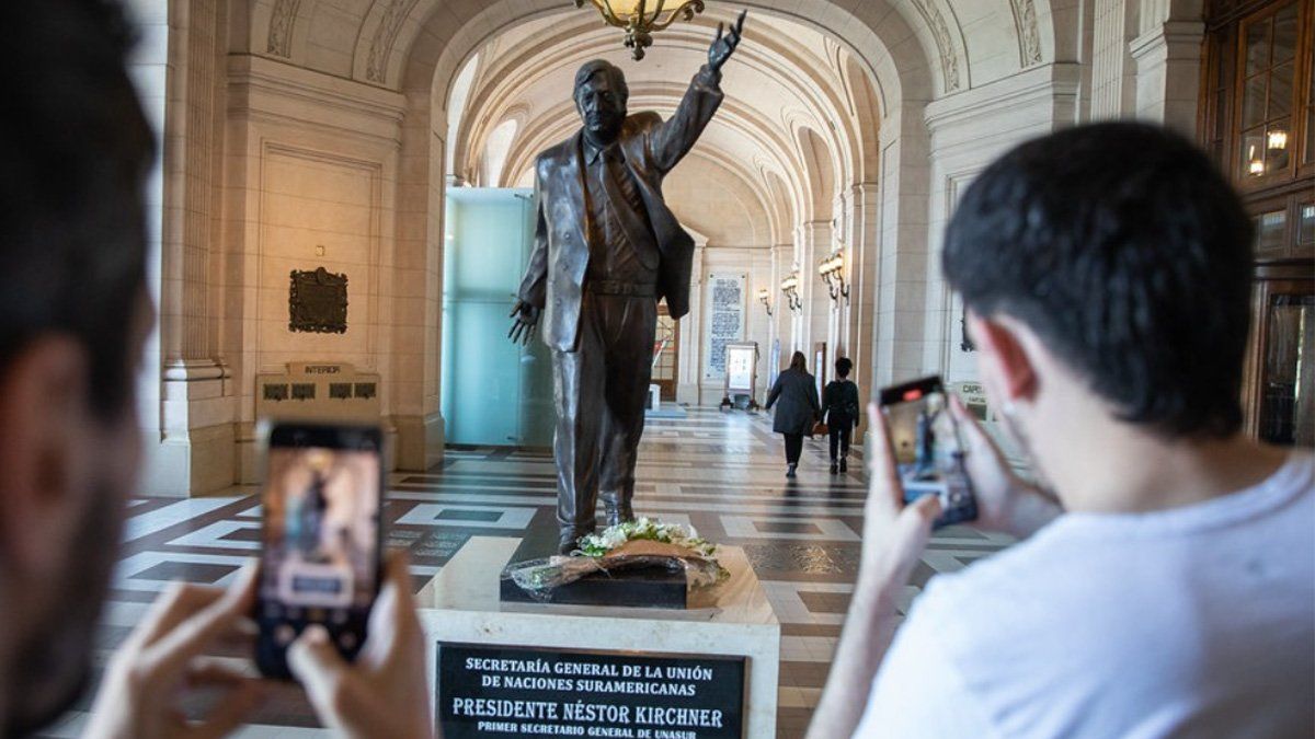 Estatua De N Stor Kirchner Se La Llev Cristina