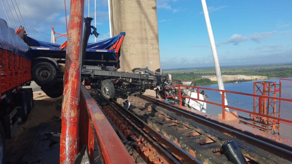 Camión quedó colgando del puente Zárate Brazo Largo