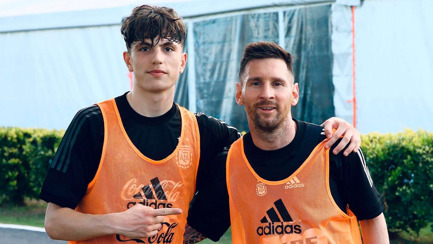 Alejandro Garnacho y Lionel Messi, en un entrenamiento con la Selección Argentina.