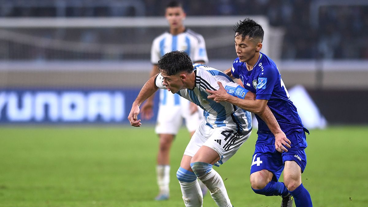 Argentina sufrió pero debutó con victoria frente a Uzbekistán por 2 a 1 mientras que Italia se quedó con el duelo de candidatos frente a Brasil 3-2.