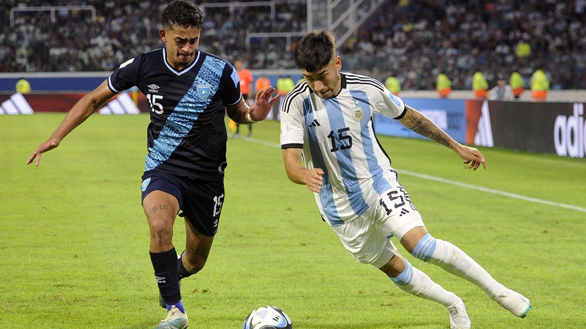 Argentina goleó a Guatemala 3-0, paso a octavos de final y alivio para Javier Mascherano.