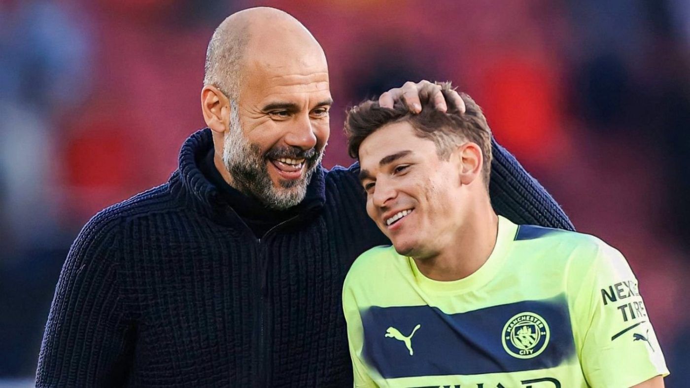 Julián Álvarez y Pep Guardiola
