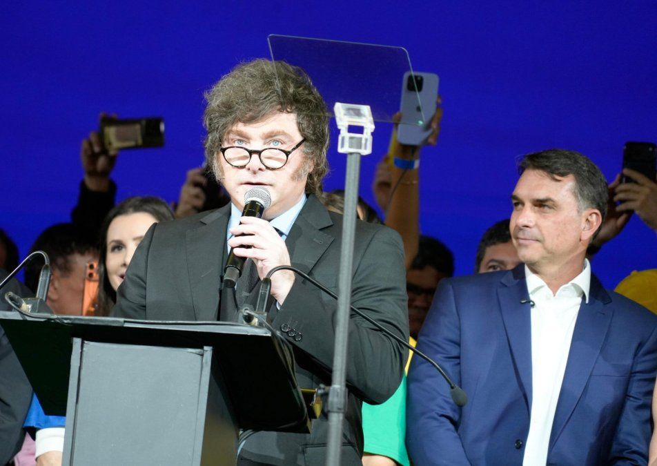 Javier Milei junto a Flávio Bolsonaro durante la campaña para la primera vuelta en Brasil.&nbsp; &nbsp;