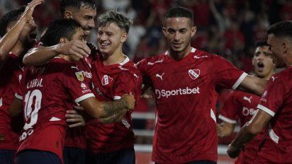 Lionel Scaloni sigue de cerca a dos jugadores del Independiente puntero