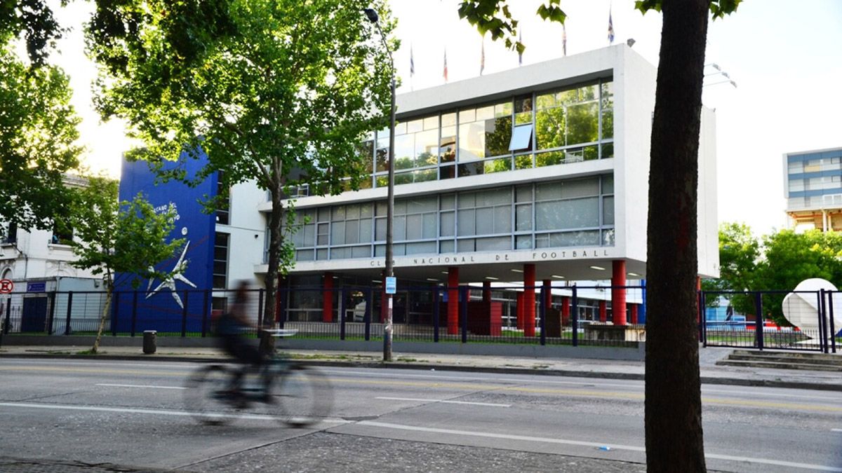 Nacional de Montevideo festejó sus 125 años de vida pero los mismos se vieron salpicados por la tragedia que dejó un muerto, dos heridos y ocho detenidos. Nacional de Montevideo festejó sus 125 años de vida pero los mismos se vieron salpicados por la tragedia que dejó un muerto, dos heridos y ocho detenidos.