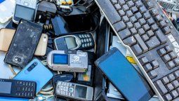 Laobsolescencia tecnológica programada acorta la vida de los distintosdispositivos digitales de uso cotidiano y es una grave amenaza al medioambiente. Laobsolescencia tecnológica programada acorta la vida de los distintosdispositivos digitales de uso cotidiano y es una grave amenaza al medioambiente.