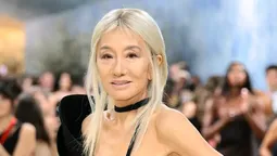 Vera Wang, la diseñadora de modas sino-estadounidense, a los 76 años luce su nuevo look en un reciente evento en Nueva York. Un ejemplo de longevidad activa y sana, difícil de imitar. Vera Wang, la diseñadora de modas sino-estadounidense, a los 76 años luce su nuevo look en un reciente evento en Nueva York. Un ejemplo de longevidad activa y sana, difícil de imitar.
