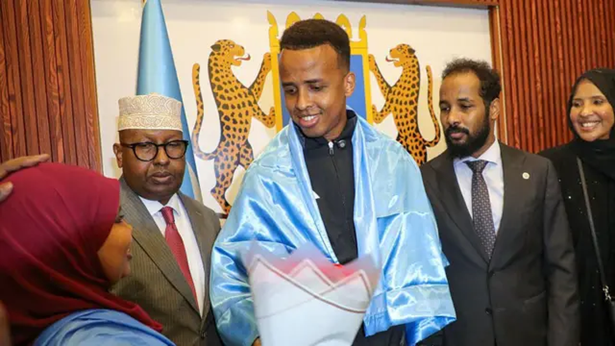 el referí somalí al que se le negó la entrada a EE.UU. fue recibido como un héroe en su país | BBC el referí somalí al que se le negó la entrada a EE.UU. fue recibido como un héroe en su país | BBC