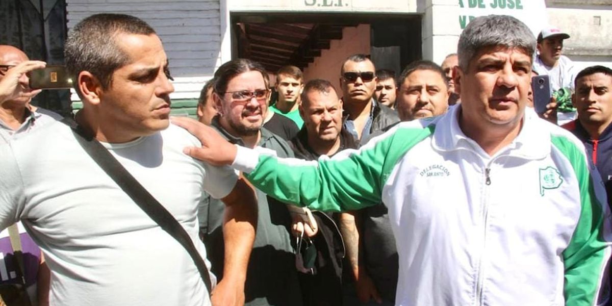 Maximiliano Cabaleyro, líder de Camioneros, junto a Pablo Moyano.