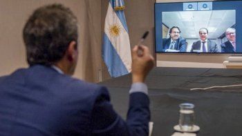 Sergio Massa le demuestra a Alberto Fernández que él sí tiene la lapicera. Sergio Massa le demuestra a Alberto Fernández que él sí tiene la lapicera.