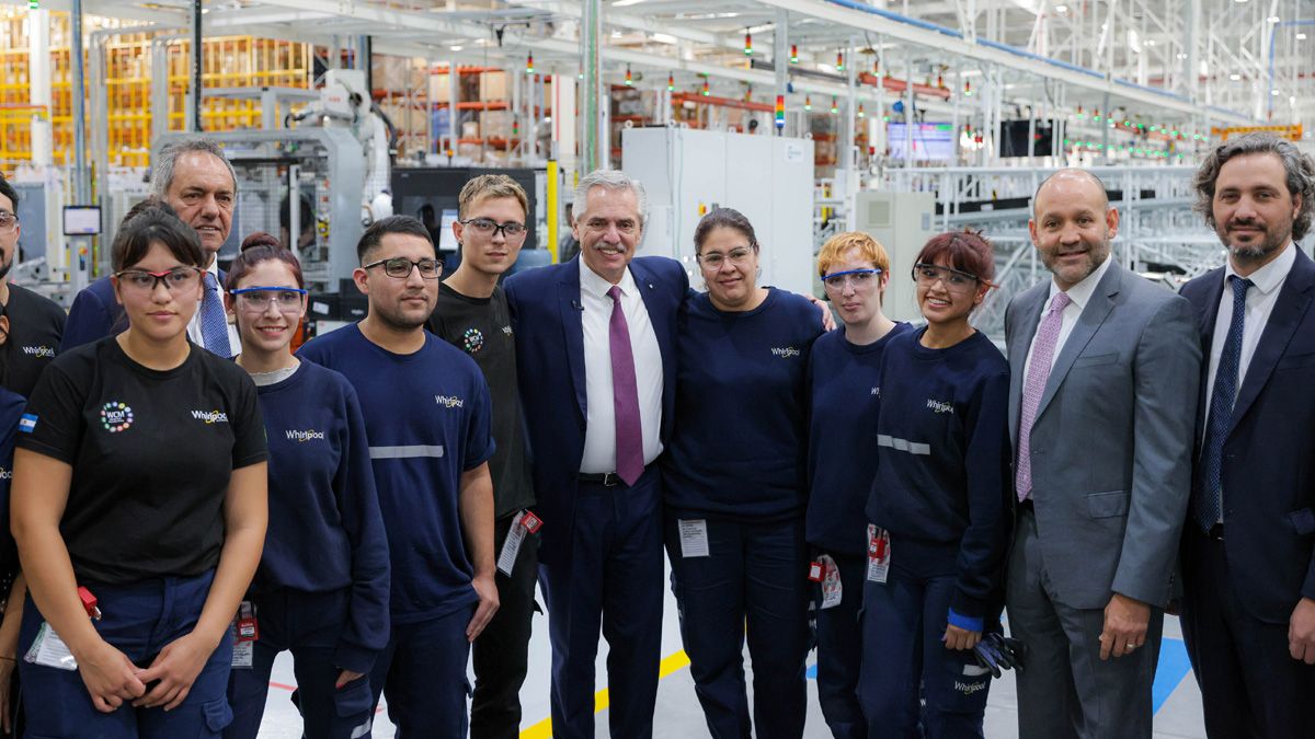 Alberto Fernández en la planta de Whirlpool en Pilar, muy cerquita de Daniel Scioli (Foto: NA). Alberto Fernández en la planta de Whirlpool en Pilar, muy cerquita de Daniel Scioli (Foto: NA).