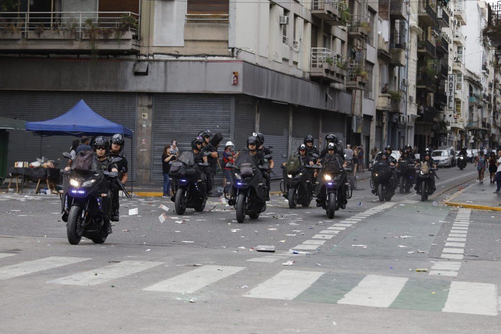 Nuestras Fuerzas actuarán, le avisa el Gobierno a los periodistas que cubran manifestaciones contra la reforma laboral.