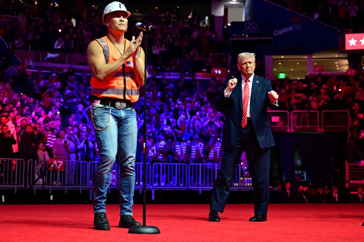 Village People junto a Donald Trump Village People junto a Donald Trump