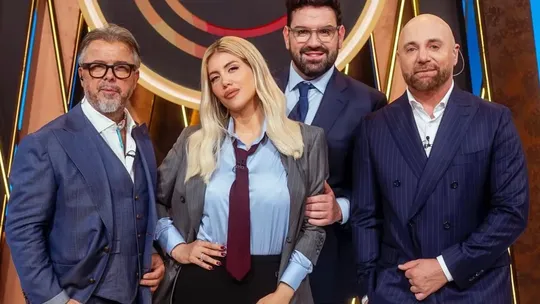 En Telefe, una interna empieza a incomodar a todo el equipo de MasterChef. Y aunque nadie lo dice abiertamente, esta figura empieza a complicar cada grabación. En Telefe, una interna empieza a incomodar a todo el equipo de MasterChef. Y aunque nadie lo dice abiertamente, esta figura empieza a complicar cada grabación.