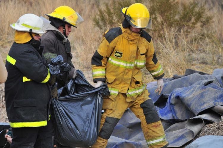Al menos 14 personas murieron y varias resultaron heridas al chocar esta madrugada un camión y un colectivo que trasladaba a efectivos de Gendarmería Nacional sobre la ruta nacional 3, a unos 60 kilómetros al norte de Puerto Madryn . (Foto: Maximiliano Jo