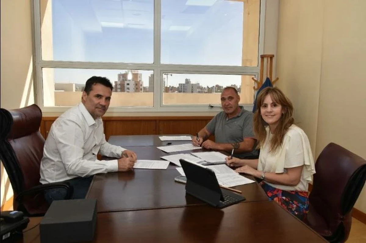 Los diputados Lorena Parrilli, junto a diputados del mismo bloque Frente de Todos (FdT), Darío Martínez (exEnergía) y Darío Peralta presentaron un proyecto de comunicación, para que el Estado Nacional, en asociación con las provincias, que tienen el poder originario sobre los recursos, "asuman la administración, operación y explotación de las concesiones hidroeléctricas al finalizar su prórroga". Los diputados Lorena Parrilli, junto a diputados del mismo bloque Frente de Todos (FdT), Darío Martínez (exEnergía) y Darío Peralta presentaron un proyecto de comunicación, para que el Estado Nacional, en asociación con las provincias, que tienen el poder originario sobre los recursos, "asuman la administración, operación y explotación de las concesiones hidroeléctricas al finalizar su prórroga".