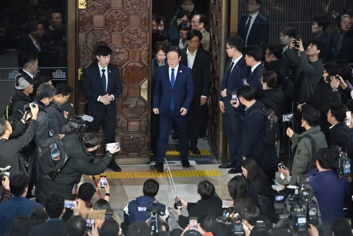 Los parlamentarios de la oposición, líderados por Lee Jae-myung, lograron entrar a la Asamblea Nacional y votar en contra de la ley marcial. | Gentileza BBC Los parlamentarios de la oposición, líderados por Lee Jae-myung, lograron entrar a la Asamblea Nacional y votar en contra de la ley marcial. | Gentileza BBC