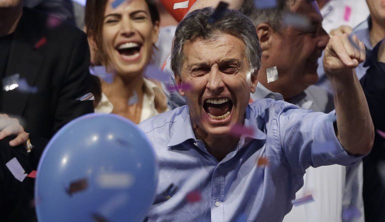 Mauricio Macri festejando como si fuese un gol.