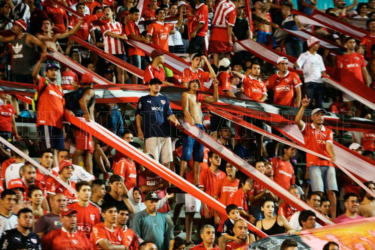 La barra de Independiente apretó a los jugadores tras el empate ante Sarmiento (21/10). (Foto: Cortesía: El Marplatense)