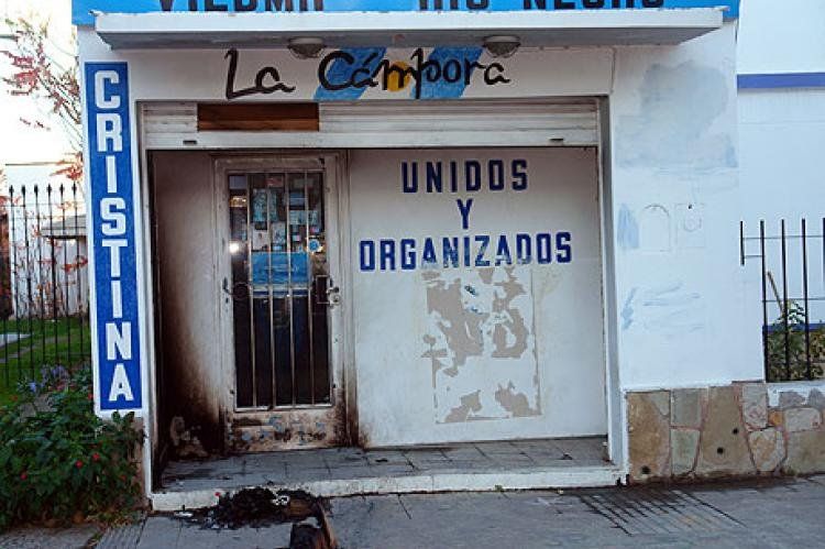Así quedó el local de La Cámpora tras el ataque (Foto: ADN Río Negro)