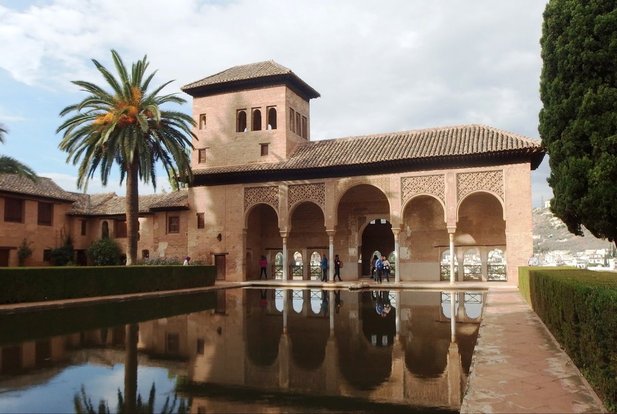 Los patios de la Alhambra combinan arcos, yeserías y láminas de agua que reflejan la arquitectura nazarí, una constante donde el agua no solo decora, sino que ordena y da sentido a todo el espacio. Los patios de la Alhambra combinan arcos, yeserías y láminas de agua que reflejan la arquitectura nazarí, una constante donde el agua no solo decora, sino que ordena y da sentido a todo el espacio.