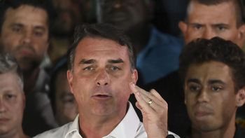 Migraciones confirmó que Flávio Bolsonaro ingresó a la Argentina, ¿pero qué hacía Caputo en Misiones?