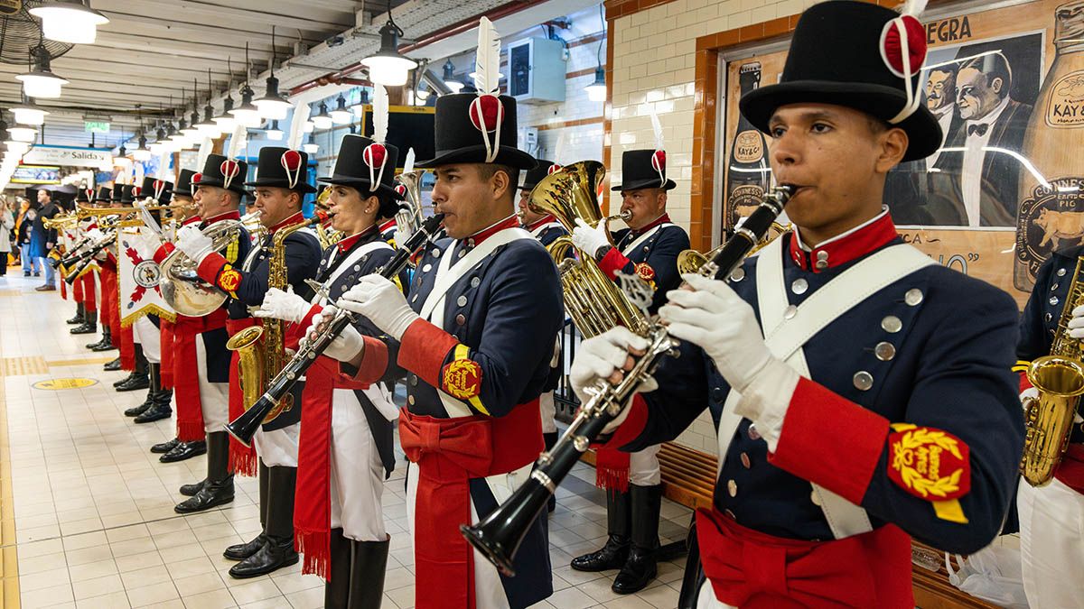 El Subte de Buenos Aires celebra la Semana de Mayo con un nuevo Paseo Histórico de la mano de “Las Brujas”. El Subte de Buenos Aires celebra la Semana de Mayo con un nuevo Paseo Histórico de la mano de “Las Brujas”.