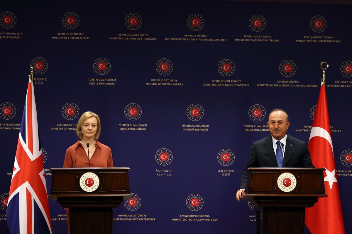 El ministro de Relaciones Exteriores, Mevlüt Çavuolu (der.) y la Secretaria de Relaciones Exteriores, Liz Truss, en conferencia de prensa en Ankara, Türkiye. (Foto AFP)