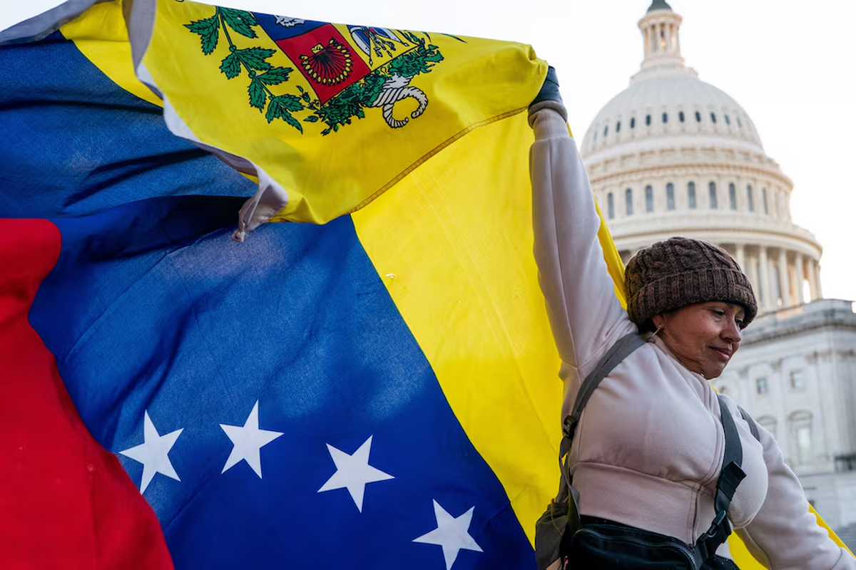 Una mujer sostiene una bandera venezolana mientras la gente se reúne afuera del Capitolio de Estados Unidos | GENTILEZA REUTERS Una mujer sostiene una bandera venezolana mientras la gente se reúne afuera del Capitolio de Estados Unidos | GENTILEZA REUTERS