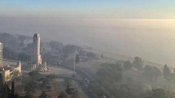 El fuego arde en las islas frente a la ciudad. El fuego arde en las islas frente a la ciudad.
