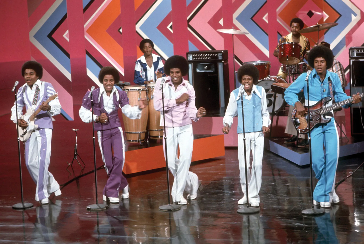 Michael Jackson formó con sus hermanos mayores Jackson 5, un conjunto juvenil que lo lanzó a la fama y disparó posteriormente su carrera solista. Michael Jackson formó con sus hermanos mayores Jackson 5, un conjunto juvenil que lo lanzó a la fama y disparó posteriormente su carrera solista.