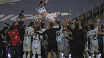 La Selección Argentina levanta a Lionel Messi, tras la consagración de la Copa América 2021. La Selección Argentina levanta a Lionel Messi, tras la consagración de la Copa América 2021.