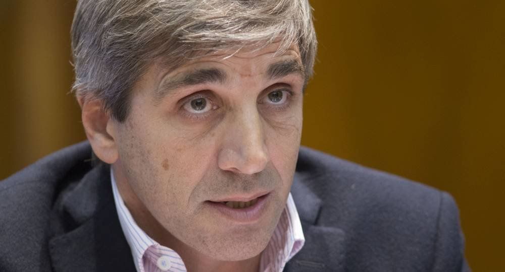 La medida se publicó con Luis Caputo en Washington realizando gestiones ante la Secretaría del Tesoro y el FMI, y cuando Javier Milei tiene previsto viajar la semana próxima a reunirse con Trump, y asegurarse una asistencia financiera y política para frenar las turbulencias cambiarias desde hace más de un mes. Pero dentro del paquete de negociaciones, dicen que puede haber otros elementos relacionados, en especial en materia de comercio exterior. La medida se publicó con Luis Caputo en Washington realizando gestiones ante la Secretaría del Tesoro y el FMI, y cuando Javier Milei tiene previsto viajar la semana próxima a reunirse con Trump, y asegurarse una asistencia financiera y política para frenar las turbulencias cambiarias desde hace más de un mes. Pero dentro del paquete de negociaciones, dicen que puede haber otros elementos relacionados, en especial en materia de comercio exterior.