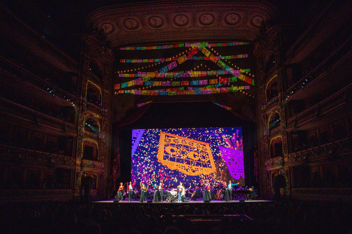 Coco, Moana y más personajes de Pixar aparecen en el concierto. Coco, Moana y más personajes de Pixar aparecen en el concierto.