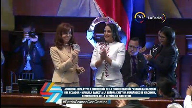 Cristina recibió una condecoración en Ecuador (Foto Twitter: @CFKArgentina).