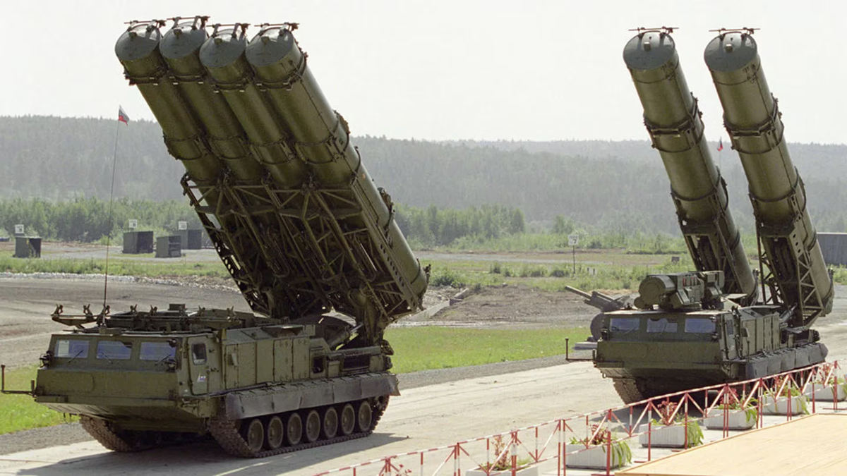 Irán ya cuenta con algunos sistemas de defensa aérea S-300 de fabricación rusa para proteger de un eventual fuego israelí desde el cielo. Irán ya cuenta con algunos sistemas de defensa aérea S-300 de fabricación rusa para proteger de un eventual fuego israelí desde el cielo.