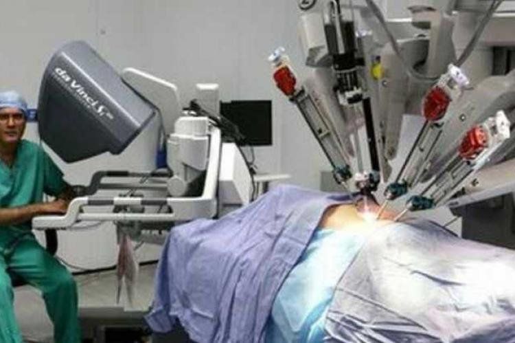 Robot Da Vinci practicando una cirugía.