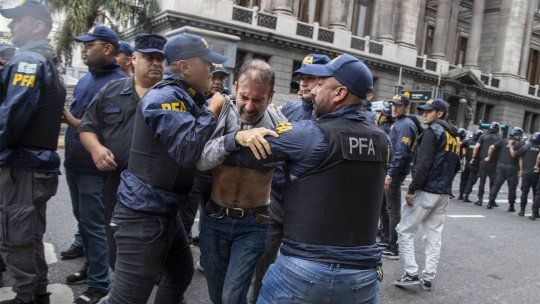 Uno de los detenidos durante el operativo frente al Congreso.&nbsp;