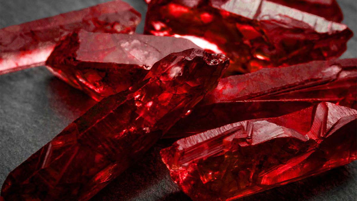 Los rubíes son rojos y las esmeraldas verdes están compuestas por un mismo elemento químico: el cromo. Los rubíes son rojos y las esmeraldas verdes están compuestas por un mismo elemento químico: el cromo.