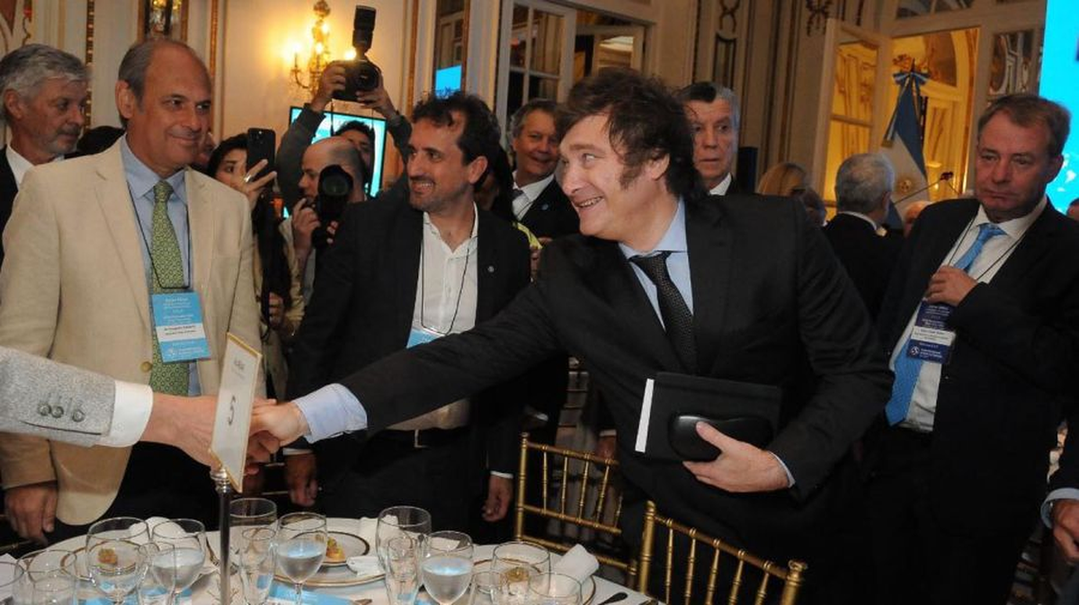 Javier Milei logró mantenerse calmo arriba del escenario. Javier Milei logró mantenerse calmo arriba del escenario.