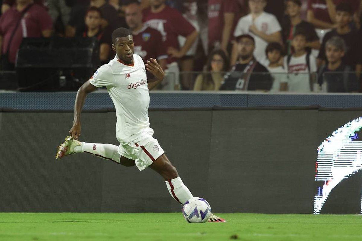 Gini Wijnaldum, current Roma midfielder who is off the pitch.