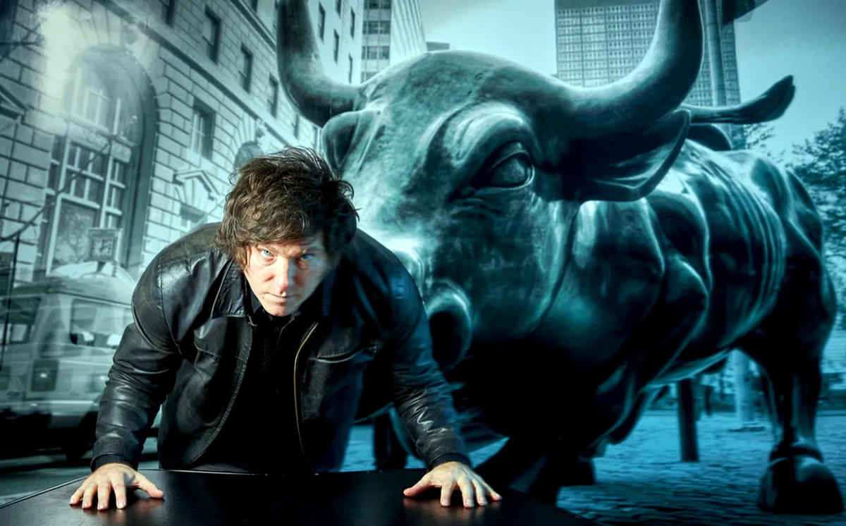 Javier Milei y el famoso Bull de la bolsa neoyorkina, sinónimo de bonanza para los inversores de todo el mundo.