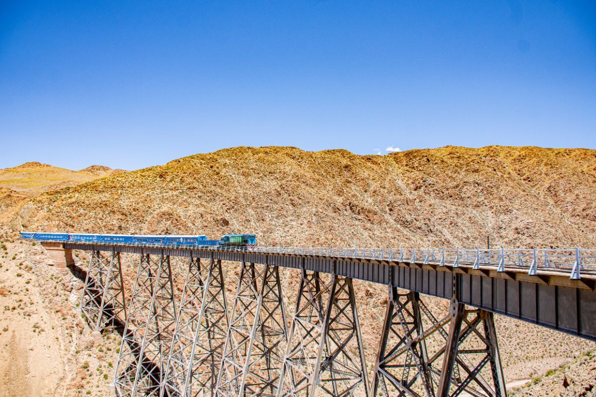 El Tren a las Nubes avanza sobre el Viaducto La Polvorilla, a más de 4.200 metros de altura, en una de las postales ferroviarias más icónicas de la Argentina. El Tren a las Nubes avanza sobre el Viaducto La Polvorilla, a más de 4.200 metros de altura, en una de las postales ferroviarias más icónicas de la Argentina.