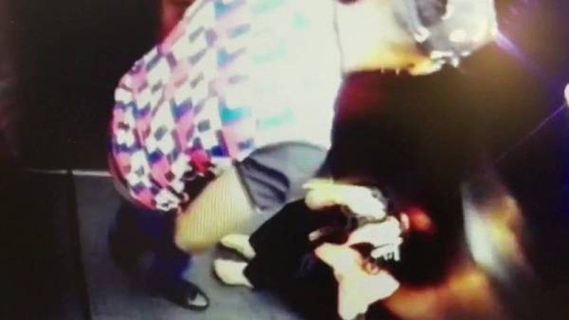 Momento que el futbolista Hanyer Mosquera golpea a sus esposa en un ascensor