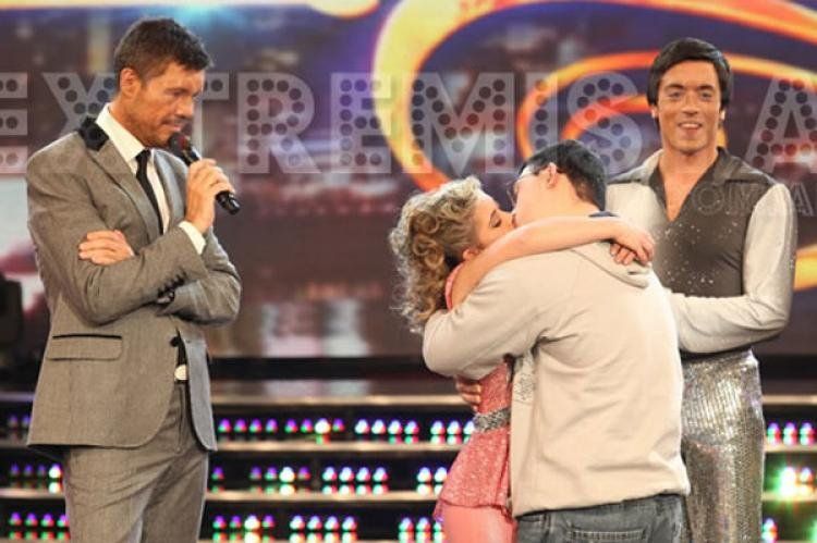 Ayelén Barreiro, la participante con Síndrome de Down, se besa con su novio, ante la mirada de Tinelli.