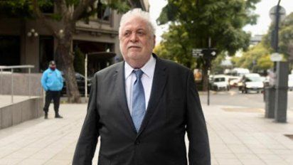 Ginés y el coronavirus como muro de contención de la crisis real (y ya varios piden su cabeza)