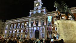 Hinchas de Argentina celebraron alrededor de la estatua de Carlos III, en la Puerta del Sol, antes de los incidentes registrados en Madrid.