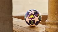 Balón oficial de la UEFA Champions League diseñado por Adidas, cuyo icónico patrón de estrellas se convirtió en uno de los símbolos más reconocibles del torneo desde comienzos del siglo XXI. Balón oficial de la UEFA Champions League diseñado por Adidas, cuyo icónico patrón de estrellas se convirtió en uno de los símbolos más reconocibles del torneo desde comienzos del siglo XXI.