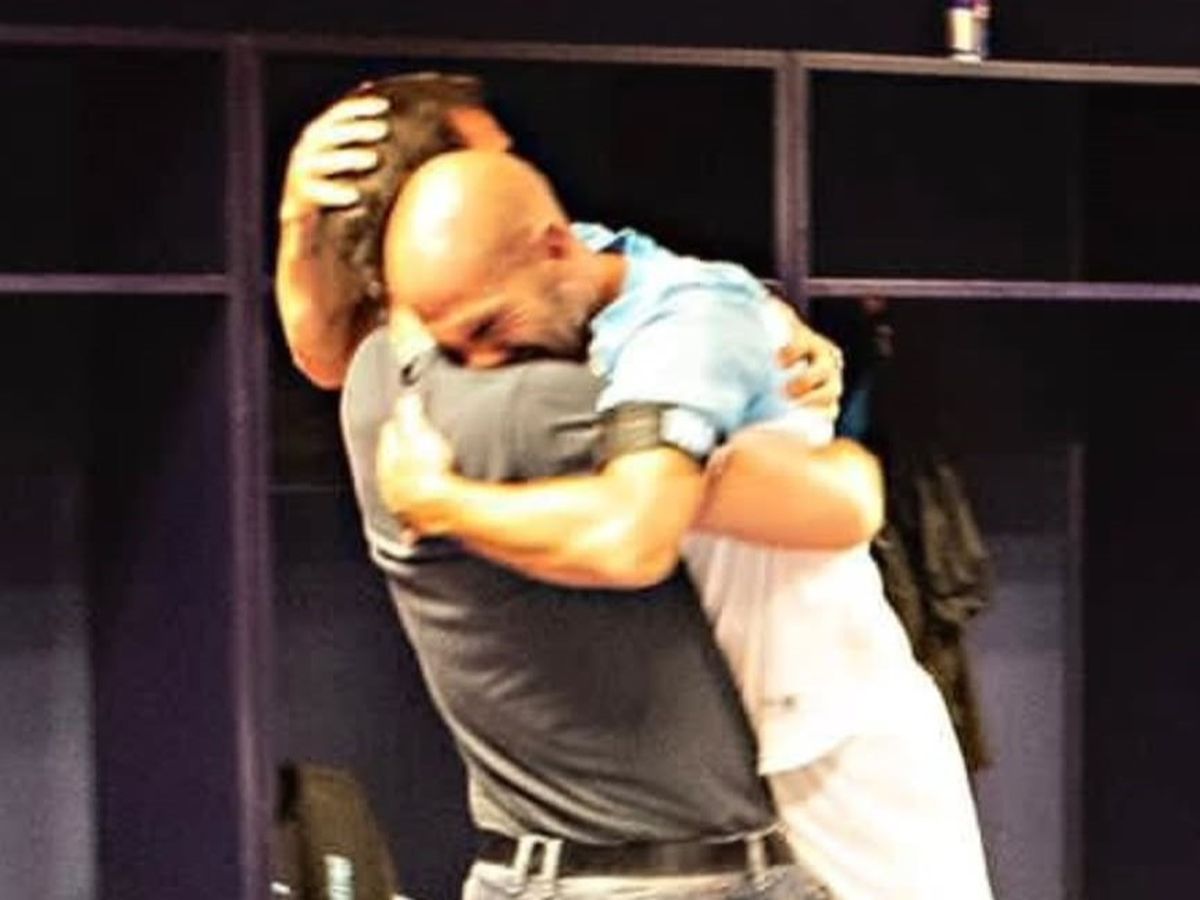 Diego Milito se abraza con Lisandro López